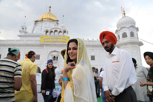 Veena Malik at Holy Shrine of Gurudwara