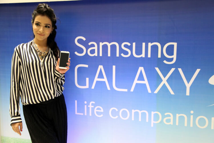 Humaima Malick Spells Her Charm At Samsung Launch In Karachi