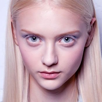 Fresh Beauty Looks With Hint of Blue
