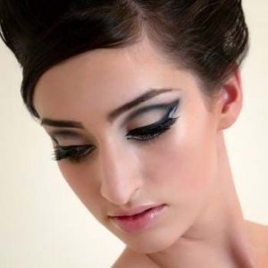 How to Apply 1960's Style Eye Makeup
