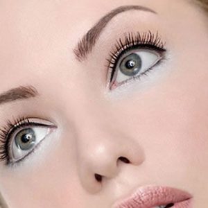 Use Eye Cosmetic With Care