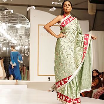 Learn to wear elegant sari style