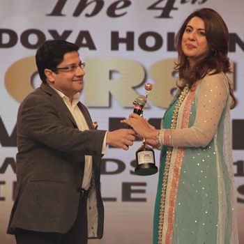 Sidra Iqbal: Brings Home the 1st GR8! Women Awards 2014