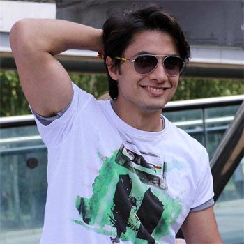 Ali Zafar Boards Mumbai Local Train To Reach Award Function