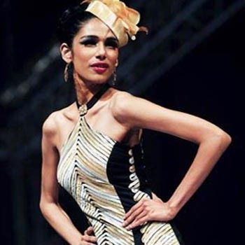 Alluring Fashion Show Allures Karachitis