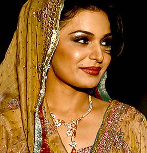 Meera left Pakistan silently - Fashion Central