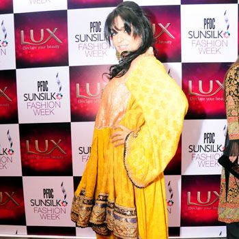 Meera Rocks On PFDC 2012 Red Carpet Before Umrah