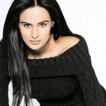 Mehreen Syed starts off First Modeling School