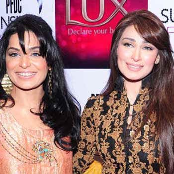 Reema & Meera Cuddle At The Red Carpet of PFDC Sunsilk Fashion Week 2012