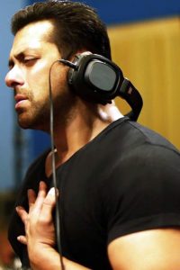 Salman Khan claims he is a better singer than Shah Rukh