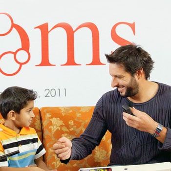 Shahid Afridi meets his little fan