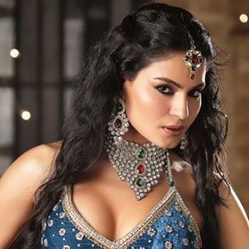 Veena Malik becomes the item girl!