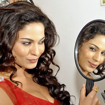 Veena Malik becomes the next item girl of India!