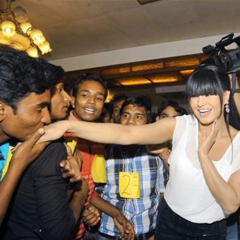 Veena Malik Sets World Record With 137 Kisses A Minute