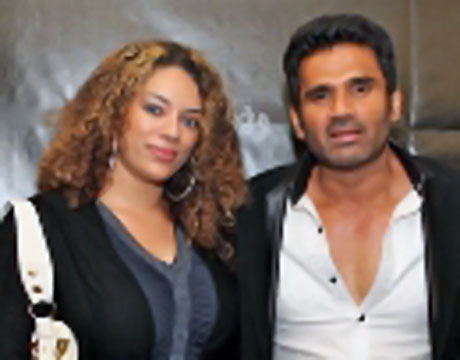 Sonia Ahmed & Mrs. Pakistan meet with Bollywood Stars