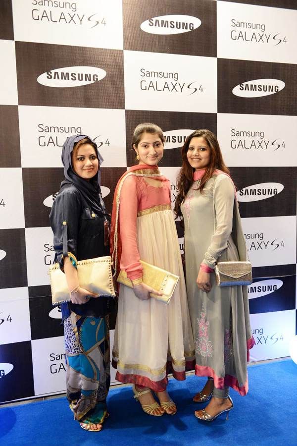Samsung Introduces the GALAXY S4 in an Electrifying Event