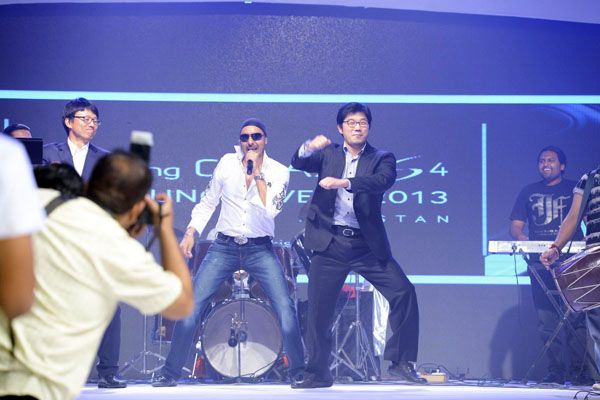 Samsung Introduces the GALAXY S4 in an Electrifying Event