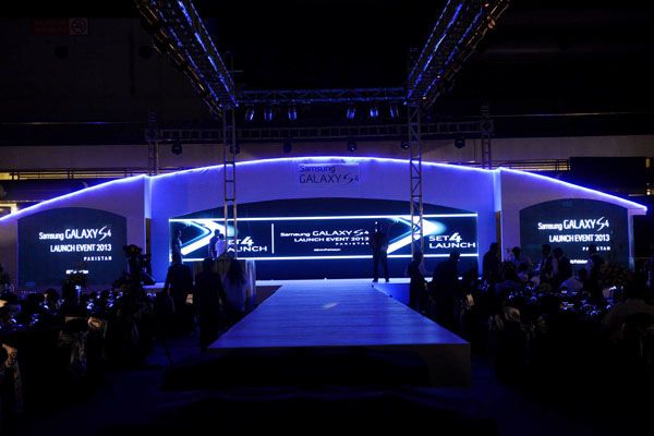 Samsung Introduces the GALAXY S4 in an Electrifying Event
