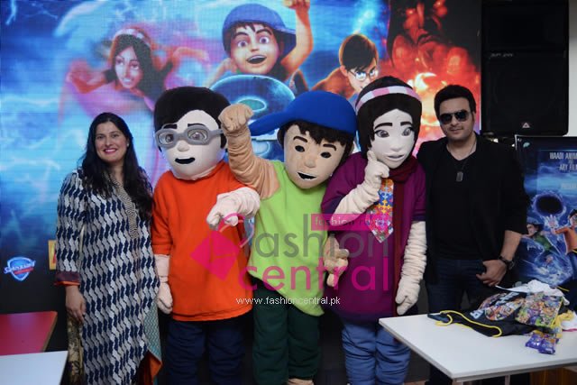 Sharmeen Obaid Chinoy and Shiraz Uppal with the 3 Bahadur Mascots
