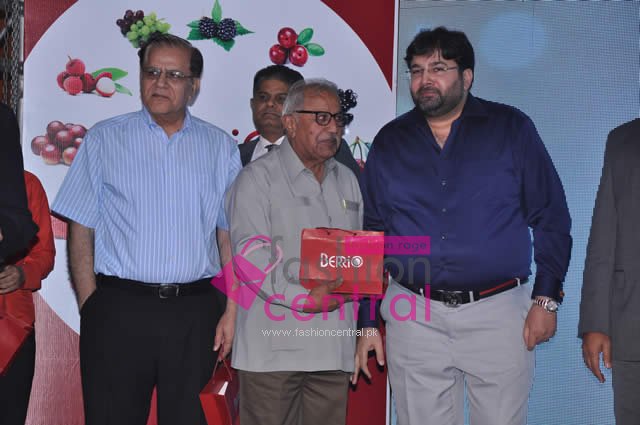 Mr Ghaznavi and Mr Muzaffar receiving momento from Mr. Shazeb Akram