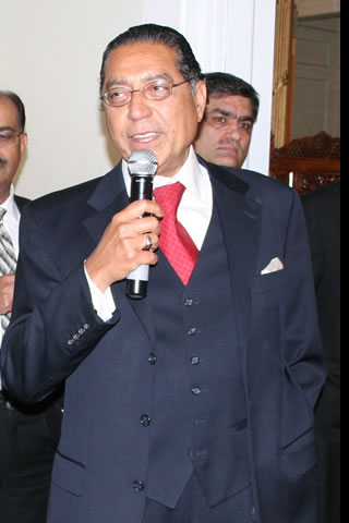Ambasador Munir Akram, writer Samina qureshi, Gen (R) Anees Bajwa in Middle at back-2