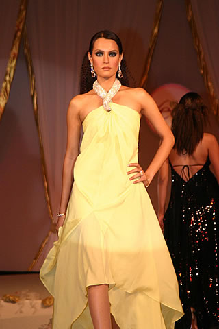 Maheen Karim â€˜s Pakistani Fashion Collection in Veet Show 2008