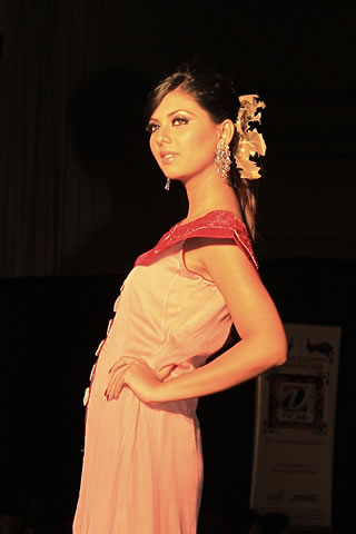 Hajra Hayat's collection in Colors of Pakistan 2009