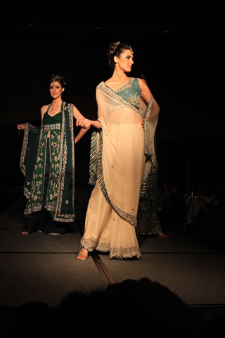Hajra Hayat's collection in Colors of Pakistan 2009