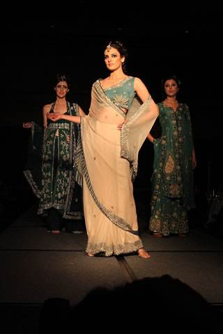 Hajra Hayat's collection in Colors of Pakistan 2009