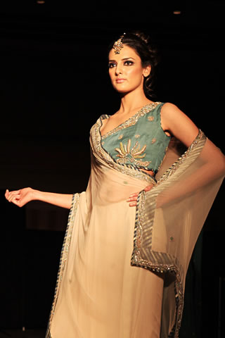 Hajra Hayat's collection in Colors of Pakistan 2009