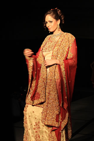 Hajra Hayat's collection in Colors of Pakistan 2009