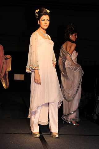 Hajra Hayat's collection in Colors of Pakistan 2009