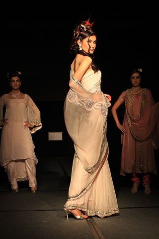 Hajra Hayat's collection in Colors of Pakistan 2009
