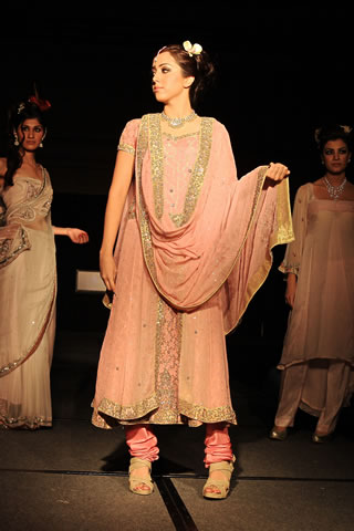 Hajra Hayat's collection in Colors of Pakistan 2009