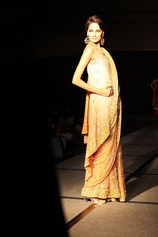 Hajra Hayat's collection in Colors of Pakistan 2009