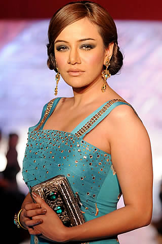 Motifz pret with the pearls of Sara Omer Zia