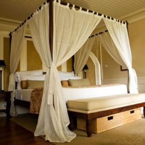 Bedroom Decorations With Canopy Beds