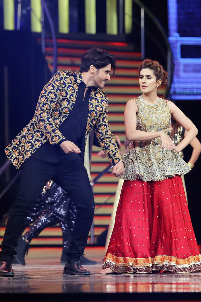 Kubra Khan and Ahsan Khan complete Dance Performance at 5th Hum awards 2017