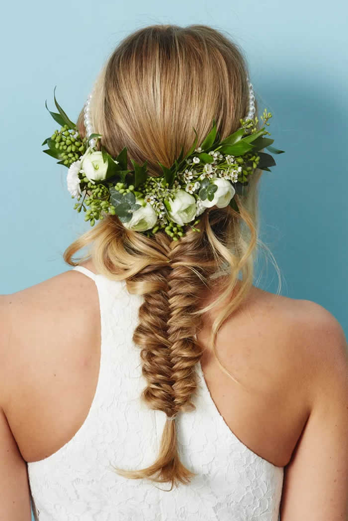 The Hairstyle: A Pancaked Fishtail Braid With Loose Beach Wabes