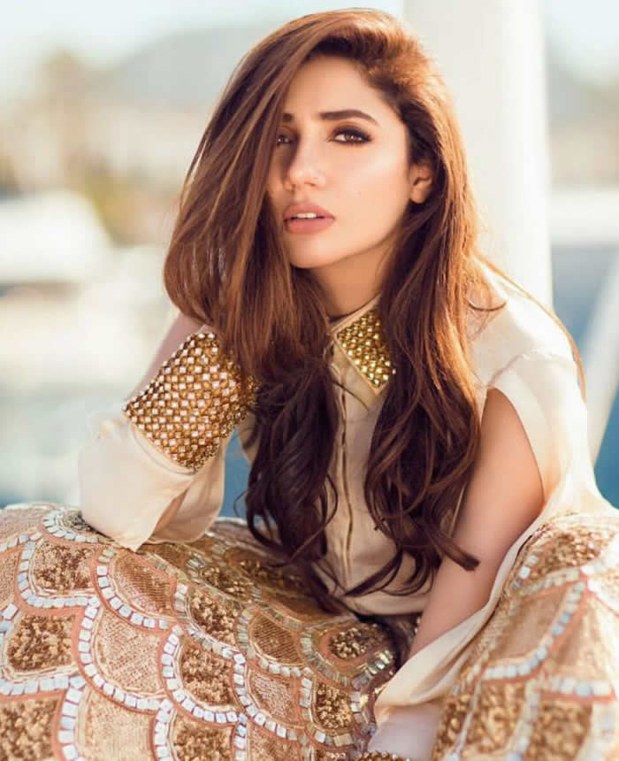 Mahira Khan Seductive Shoot for ‘Divani Pakistan’