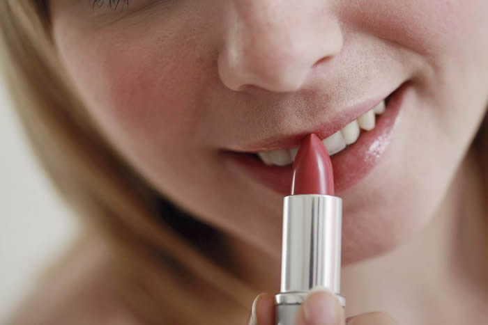 7 Common Mistakes To Avoid While Applying Lipstick