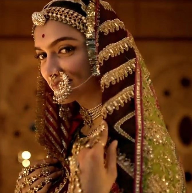 This Pakistani Actress’ Photoshoot Reminds Us of Deepika’s Look in