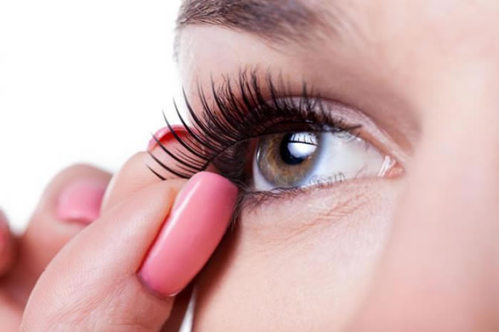 4 Effortless Tricks To Get Celebrity-Like Long And Thick Eyelashes