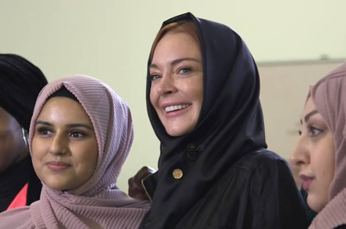 Lindsay Lohan Wears Hijab