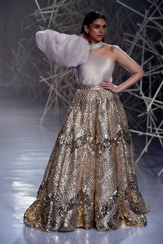 india couture week 2019,india couture week,bollywood news,bollywood,india couture week (icw),kiara advani at india couture week 2019,bollywood latest news,bollywood news in hindi,lakme fashion week 2019,indian couture week,lakme fashion week,bollywood gossip,bollywood gossips,indian couture week 2019 dates,kiara advani on india couture week,indian couture week 2019,bollywood actress
