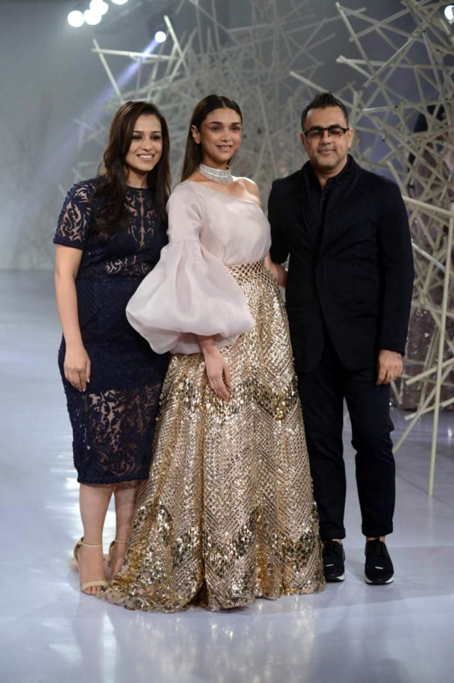 india couture week 2019,india couture week,bollywood news,bollywood,india couture week (icw),kiara advani at india couture week 2019,bollywood latest news,bollywood news in hindi,lakme fashion week 2019,indian couture week,lakme fashion week,bollywood gossip,bollywood gossips,indian couture week 2019 dates,kiara advani on india couture week,indian couture week 2019,bollywood actress