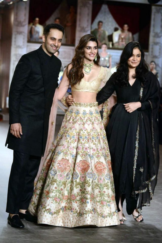 india couture week 2019,india couture week,bollywood news,bollywood,india couture week (icw),kiara advani at india couture week 2019,bollywood latest news,bollywood news in hindi,lakme fashion week 2019,indian couture week,lakme fashion week,bollywood gossip,bollywood gossips,indian couture week 2019 dates,kiara advani on india couture week,indian couture week 2019,bollywood actress