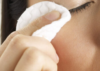 How To Remove Kajal Properly without Messing it Up