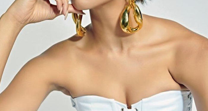 This was Shah Rukh Khan’s advice To Deepika Padukone to get breast implants at 18 years