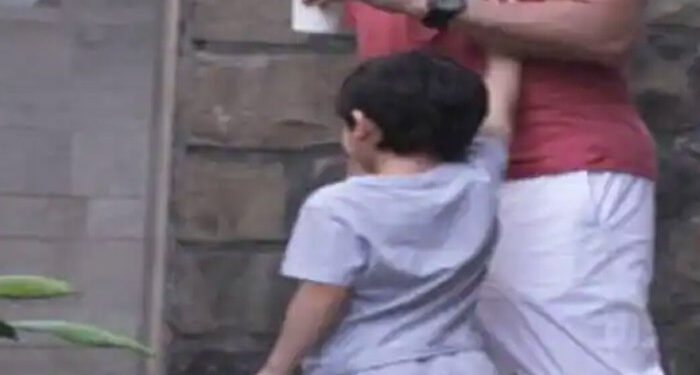 Kareena Kapoor’s angry Son Taimur Hit and Punch Dad Saif Ali Khan in Front Of Paparazzi